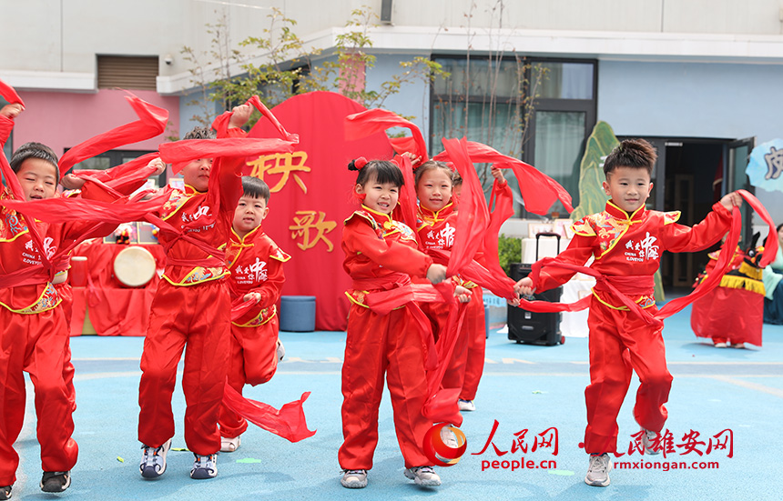 5月31日,雄安容和樂安幼兒園舉辦傳統(tǒng)文化游園活動。活動邀請了雄安當(dāng)?shù)胤沁z文化傳承人走進(jìn)幼兒園,與孩子和家長交流互動。通過現(xiàn)場接觸非遺項(xiàng)目,讓孩子們零距離認(rèn)識非遺、熟悉非遺,感受非遺之美。人民網(wǎng) 李兆民攝