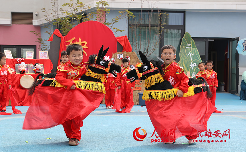 5月31日，雄安容和樂安幼兒園舉辦傳統文化游園活動。活動邀請了雄安當地非遺文化傳承人走進幼兒園，與孩子和家長交流互動。通過現場接觸非遺項目，讓孩子們零距離認識非遺、熟悉非遺，感受非遺之美。人民網 李兆民攝