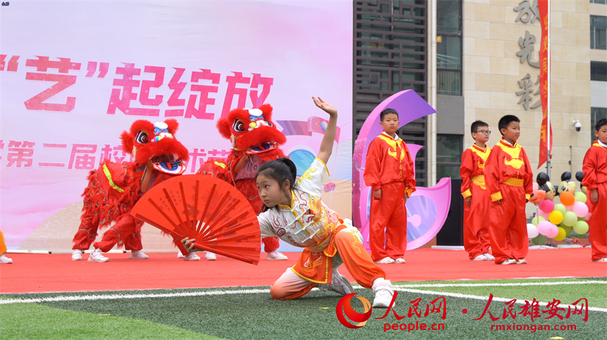 圖為學(xué)生進行文藝匯演。雄安容和悅?cè)菪W(xué)供圖