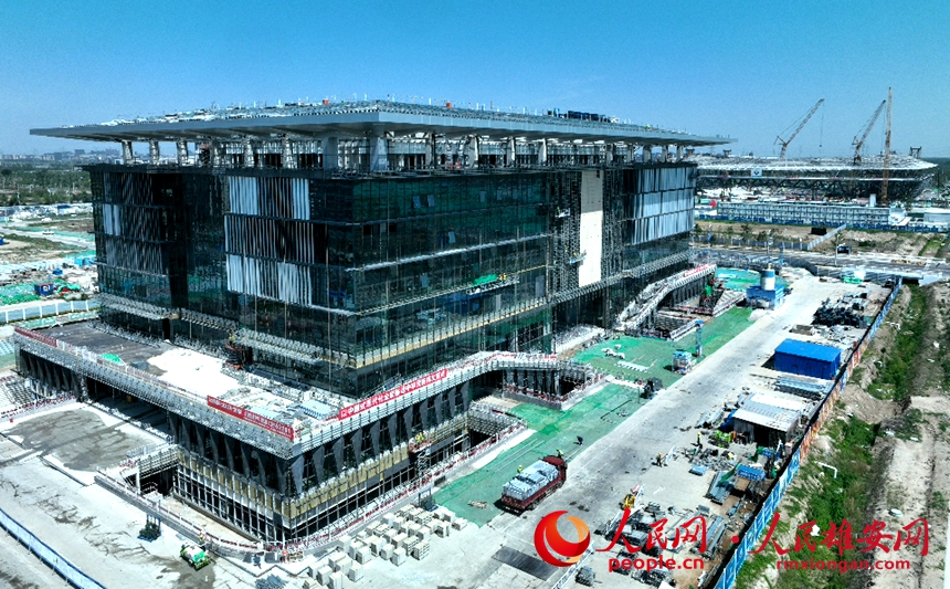 航拍雄安大學(xué)園圖書館項(xiàng)目建設(shè)現(xiàn)場(chǎng)。人民網(wǎng) 李兆民攝