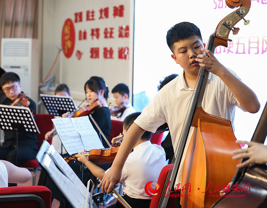 目前,雄安新區正在舉辦兒童藝術周活動,來自安新縣的孩子們7月14日在縣青少年學生課外活動中心進行了弦樂、民樂及合唱演出。圖為演出現場。人民網 李兆民攝1