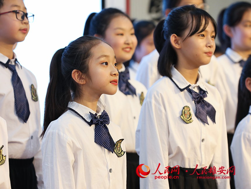 目前,雄安新區正在舉辦兒童藝術周活動,來自安新縣的孩子們7月14日在縣青少年學生課外活動中心進行了弦樂、民樂及合唱演出。圖為演出現場。人民網 李兆民攝2