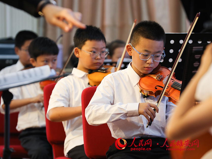 目前,雄安新區正在舉辦兒童藝術周活動,來自安新縣的孩子們7月14日在縣青少年學生課外活動中心進行了弦樂、民樂及合唱演出。圖為演出現場。人民網 李兆民攝4