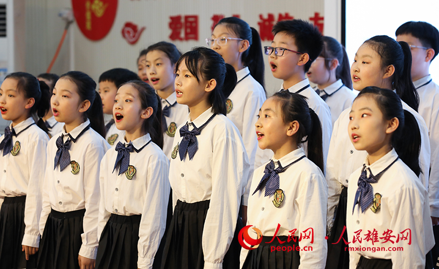目前,雄安新區正在舉辦兒童藝術周活動,來自安新縣的孩子們7月14日在縣青少年學生課外活動中心進行了弦樂、民樂及合唱演出。圖為演出現場。人民網 李兆民攝3