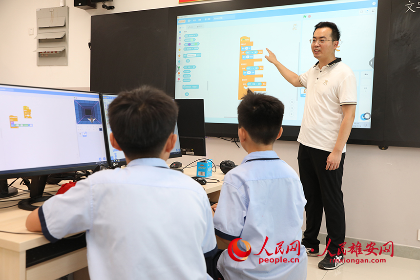 暑假期間,雄安容和樂民小學教師指導學生學習編程課程,備戰即將開始的雄安新區首屆青少年人工智能機器人大賽。人民網 李兆民攝