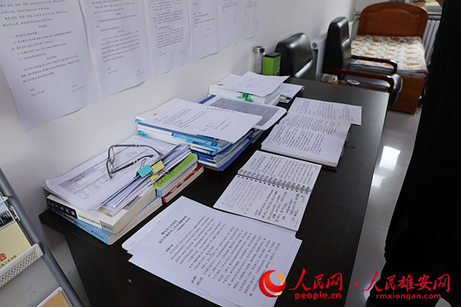 隆化縣湯頭溝鎮法官工作站特邀調解員總結的調解心得和工作筆記。人民網記者 王紅攝