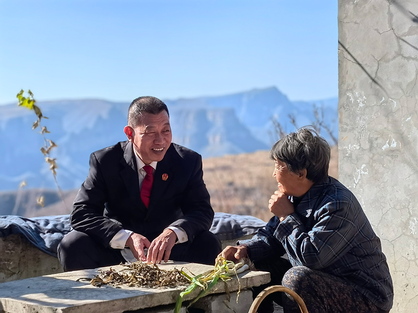 王世廣(左一)正在進(jìn)行案件回訪。魏振敏攝