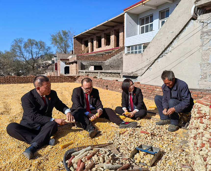 王世廣(左一)與同事入村進(jìn)行案件回訪。魏振敏攝