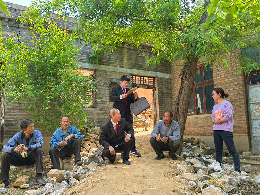 王世廣(左三)與同事對(duì)案件進(jìn)行現(xiàn)場(chǎng)勘驗(yàn)、調(diào)解。魏振敏攝