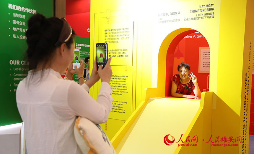 2023河北國際工業設計周工業設計創新成果展現場,前來觀展的公眾拍照打卡。人民網 李兆民攝