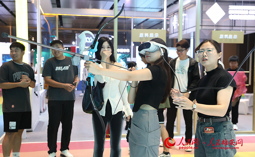 2023河北國際工業設計周工業設計創新成果展現場,前來觀展的公眾正在現場互動。人民網 李兆民攝