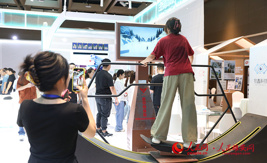 2023河北國際工業設計周工業設計創新成果展現場，前來觀展的公眾正在現場互動。人民網 李兆民攝