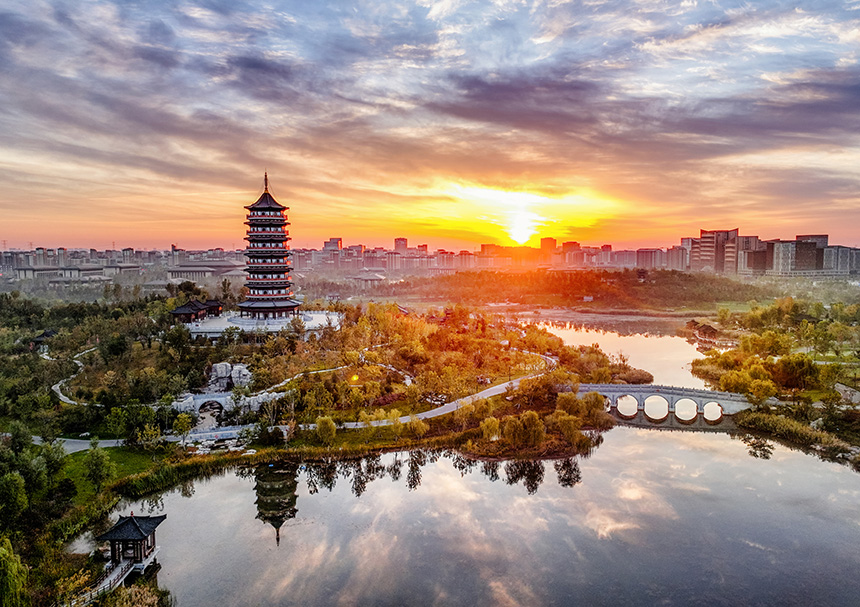 秋天的雄安悅容公園，晨光灑在湖面，倒映著古香古色的安和塔，賞心悅目。胡忠攝