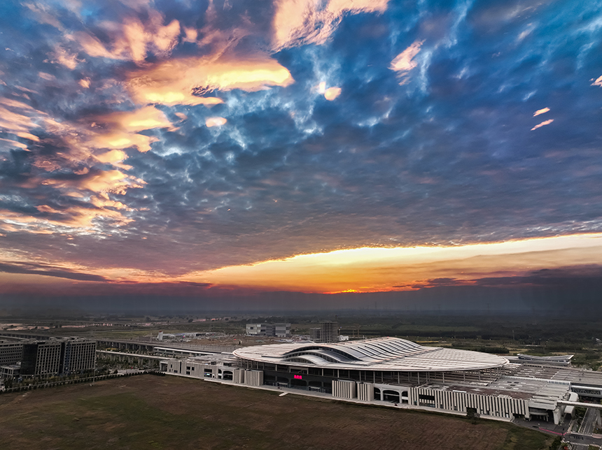 秋日夕陽下的雄安站。胡忠攝
