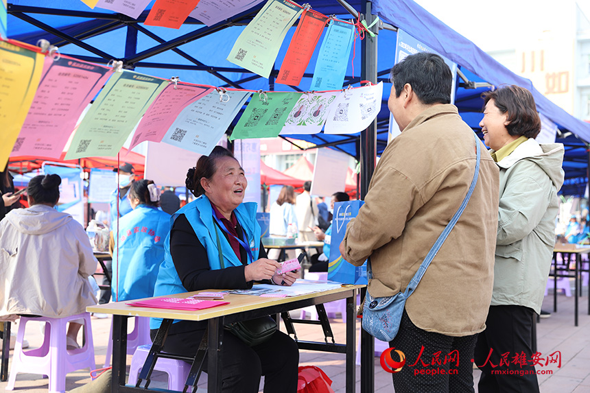 2023年河北雄安新區大型人力資源招聘會暨雄安新區“金秋招聘月”專場招聘會現場。人民網記者 李兆民攝