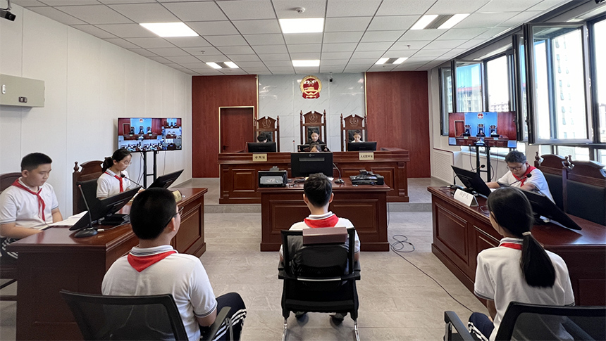 容西片區(qū)學(xué)校學(xué)生模擬庭審。雄安新區(qū)中級人民法院供圖