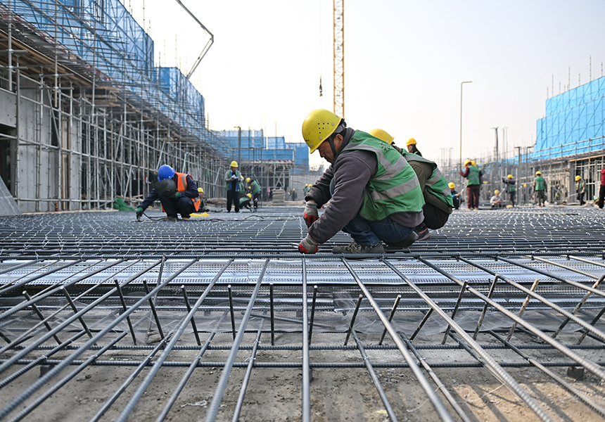 2月27日，中國五冶集團工人在雄安新區起步區第五組團大學城配套一期項目三標段建設現場施工。牟宇攝
