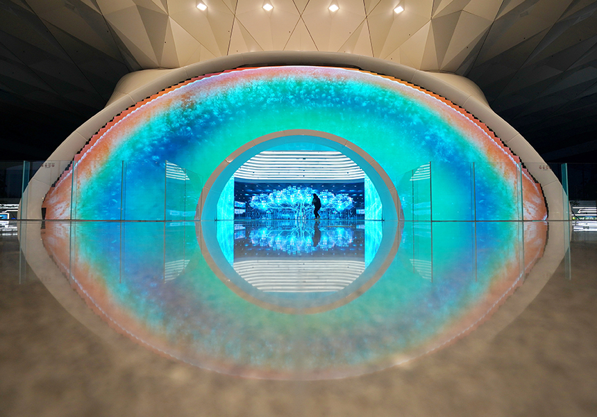 2月26日，參觀者在被譽為“雄安之眼”的雄安城市計算中心內參觀。牟宇攝