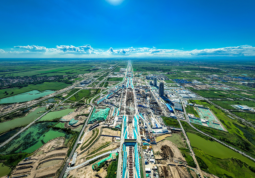 2024年8月12日，位于雄安新區啟動區內的東西軸線項目建設現場（無人機照片）。牟宇攝