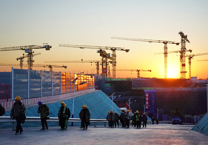 1月15日，落日余暉下的雄安新區國貿片區建設現場。牟宇攝