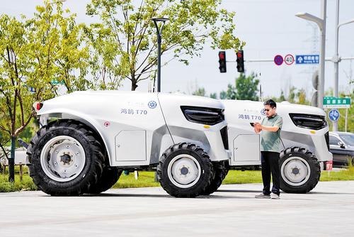 2024年8月1日，中國科學院雄安創新研究院籌建組成員楊波，展示操作鴻鵠智能農業機械裝備。（本報資料片）本報記者 李暢攝