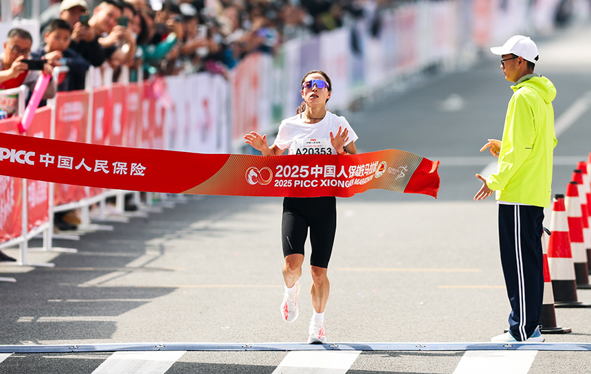 2025雄安馬拉松女子組馬拉松選手張珊珊以第一名身份沖線。雄安馬拉松組委會供圖