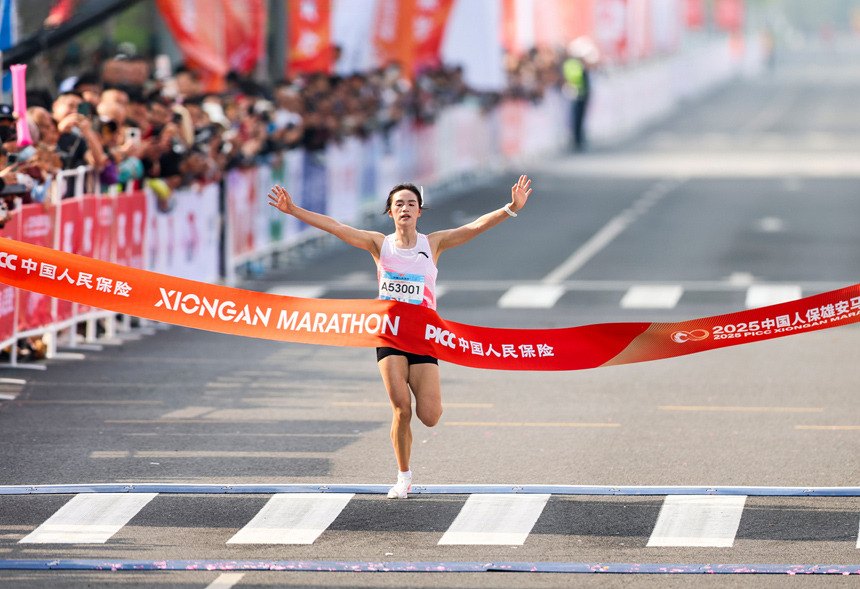 2025雄安馬拉松女子組半程馬拉松選手蔣洪美以第一名身份沖線。雄安馬拉松組委會供圖