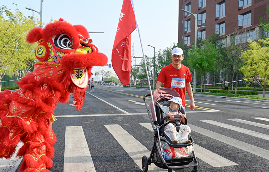 參與2025雄安馬拉松的跑者奔跑在“未來之城”。胡忠攝