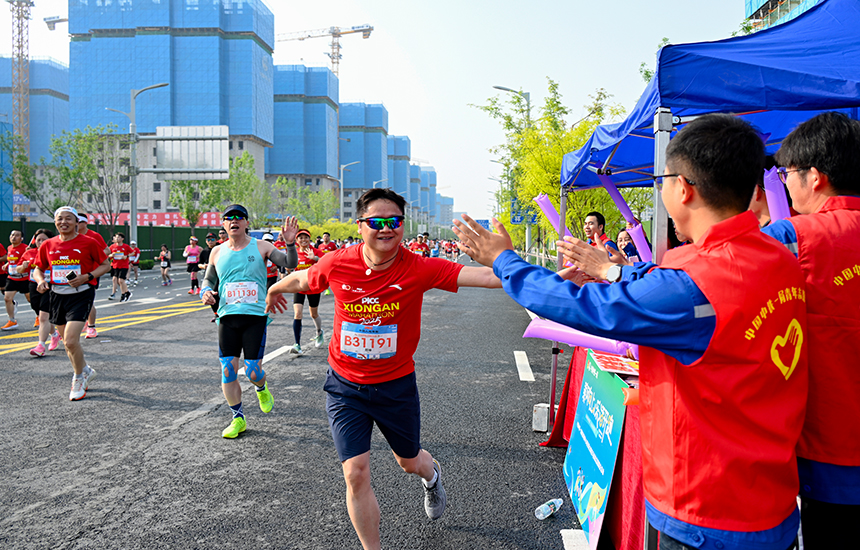 參與2025雄安馬拉松的跑者奔跑在“未來之城”。胡忠攝