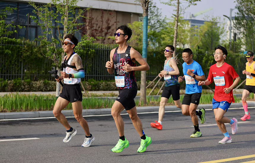 參與2025雄安馬拉松的跑者奔跑在“未來之城”。齊鑫攝