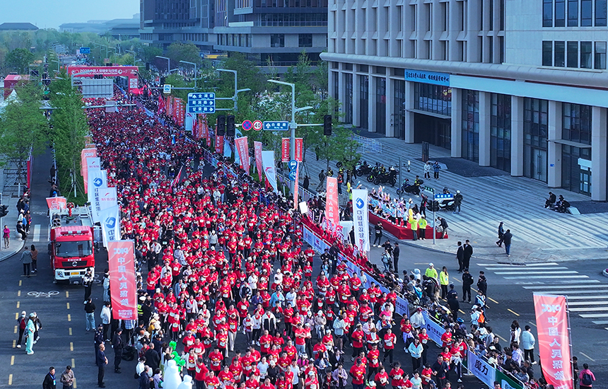 參與2025雄安馬拉松的跑者奔跑在“未來之城”。齊鑫攝