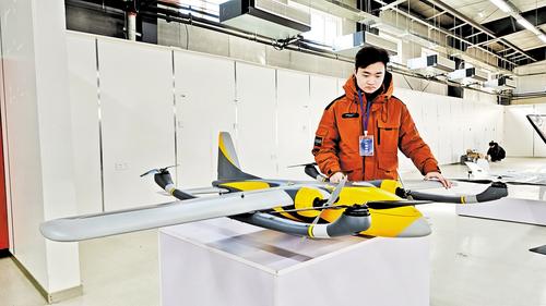2月23日，安新縣無人機創新基地內，北通（雄安）航空科技有限公司工作人員介紹新款無人機用途。本報記者 曹 錚攝
