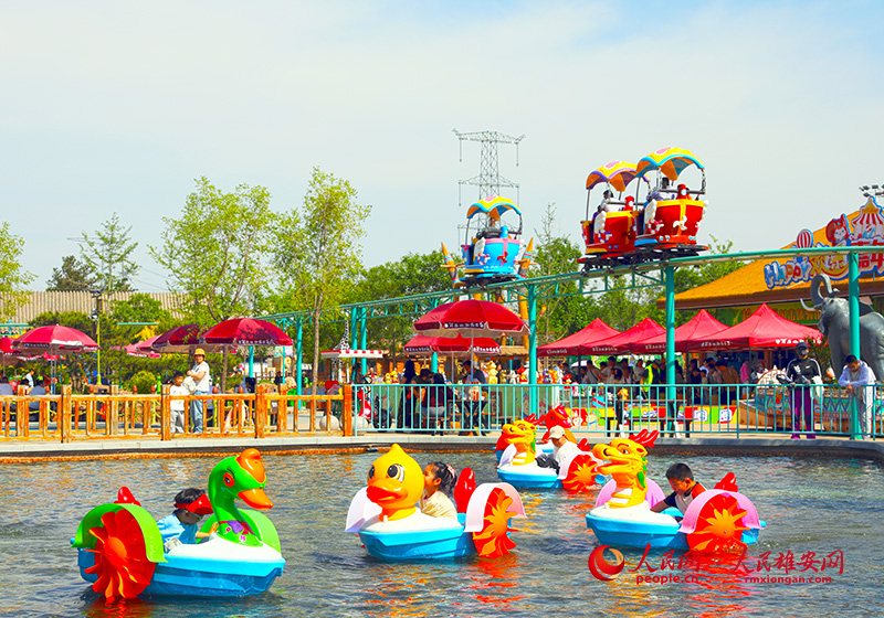 15月1日，節(jié)假日期間，占地數(shù)百畝的雄安辛瑪動物樂園迎來了家庭出游“熱潮”。人民網(wǎng)記