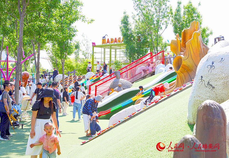 15月1日，節(jié)假日期間，占地數(shù)百畝的雄安辛瑪動物樂園迎來了家庭出游“熱潮”。投喂小動物、綠地露營以及豐富的游樂設(shè)施吸引了不少游客前來