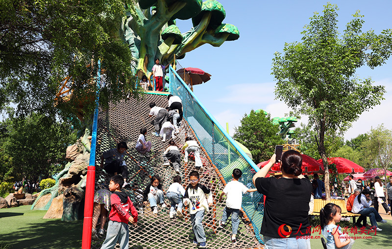 15月1日，節(jié)假日期間，占地數(shù)百畝的雄安辛瑪動物樂園迎來了家庭出游“熱潮”。人民網(wǎng)記者 宋