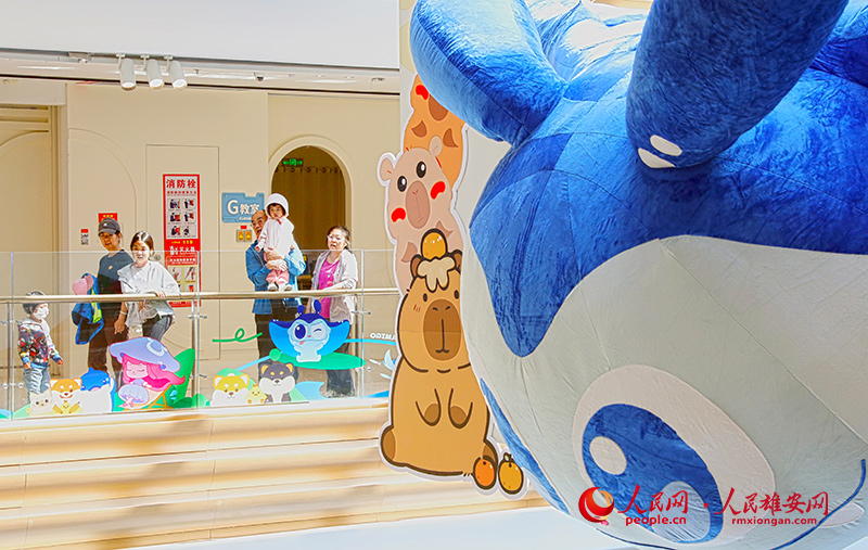 15月1日，新亮相的雄安商務服務中心尋環XLOOP集中商業區，吸引了不少家庭前來游玩。人民網記者 宋燁