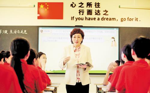 4月25日，雄安容和金源小學校長陳曉輝在課堂上為學生講課。 本組圖片由本報記者劉光昱攝