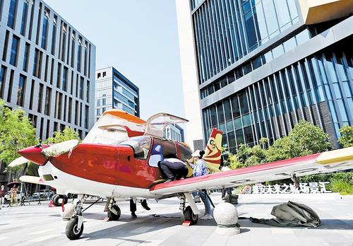 6月8日，雄安新區第二屆雄安未來之城場景匯系列大賽決賽低空航空器展區，工作人員進行布展，并對參賽作品進行安裝、調試。 本報記者 劉光昱攝