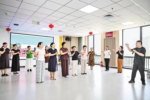 6月6日，雄安新區(qū)賢溪社區(qū)黨群服務(wù)中心的多功能活動(dòng)廳內(nèi)，社區(qū)合唱團(tuán)正在排練。 本組圖片由雄安媒體中心提供