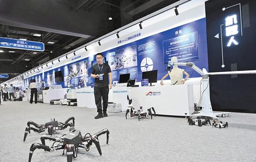 6月12日，未來城市場景體驗周活動在雄安未來之城場景匯科創園舉行。這是工作人員向參觀者展示參賽機器人。 本報記者 劉光昱攝