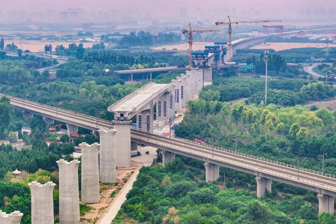 雄忻高鐵雄保段保定東2×64米T構(gòu)轉(zhuǎn)體橋施工現(xiàn)場(chǎng)。資料圖