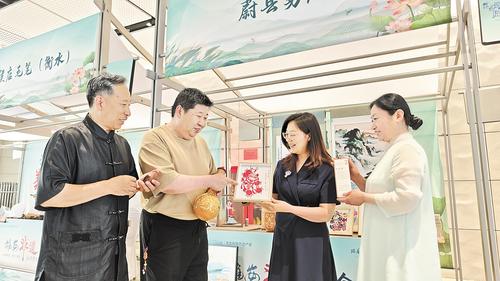 6月14日，在2025“雄安非遺大會”展區，各地非遺“守藝人”找朋友話發展。本報記者 曹錚攝