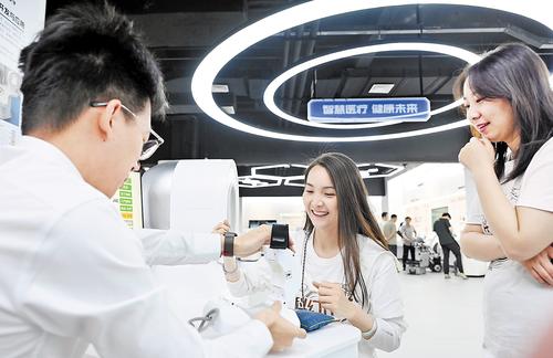 6月14日，第二屆雄安未來之城場景匯未來城市場景體驗周展廳內，科幻作家現場體驗中醫AI輔助診斷設備“望聞問切”。 本報記者劉光昱攝