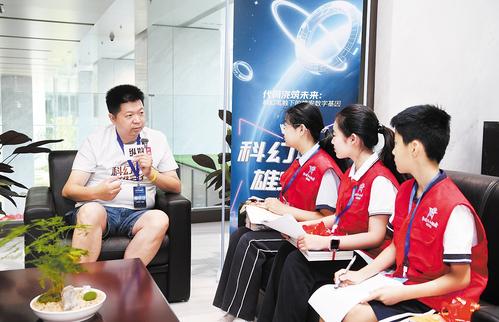 6月13日上午，“科幻作家雄安行”活動在雄安新區(qū)啟動。科幻作家游者（左一）與雄安新區(qū)小學(xué)生“科幻迷”面對面交流。 本報記者劉光昱攝