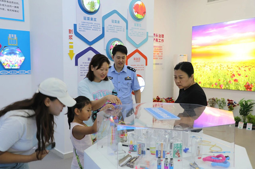 群眾參觀仿真毒品模型。雄安新區公安局供圖