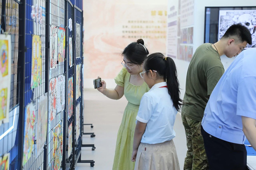 群眾參觀雄安新區禁毒主題征文、征畫優秀作品。雄安新區公安局供圖