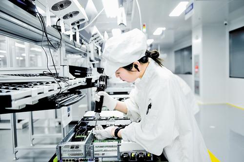 6月20日，雄安百信信息科技有限公司工作人員在生產(chǎn)車間內(nèi)工作。龐浩然攝