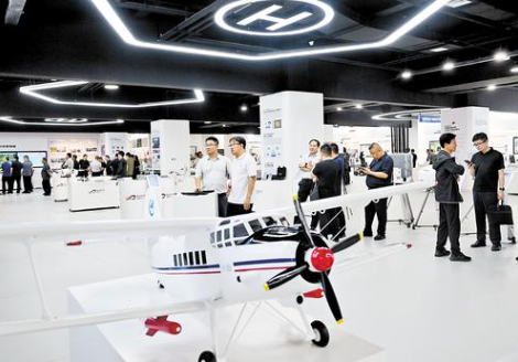 6月29日，第二屆雄安未來(lái)之城場(chǎng)景匯未來(lái)城市場(chǎng)景體驗(yàn)周展廳內(nèi)，參觀(guān)者正在現(xiàn)場(chǎng)感受低空技術(shù)應(yīng)用場(chǎng)景。 本報(bào)記者 劉光昱攝