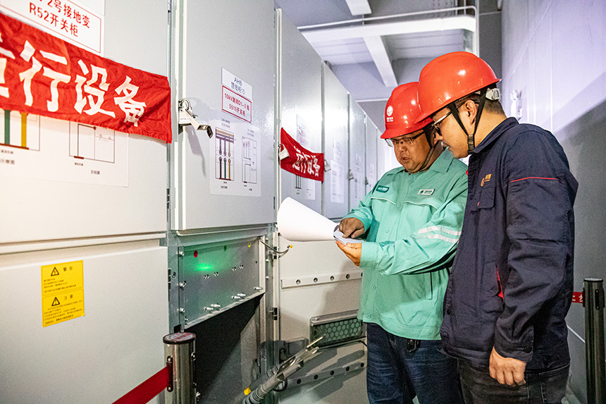 工作人員復核確認電纜終端接頭制作質量。李夢瑤攝