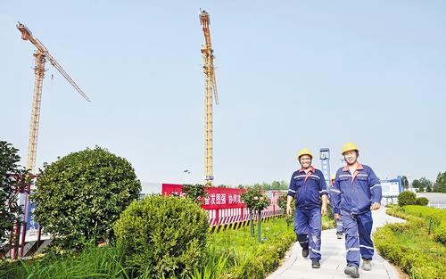 7月12日，在中核雄安科技園項目建設現場，工人們準備上工。 本組圖片由劉光昱攝